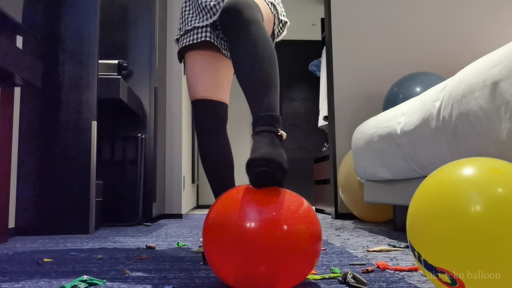 黒髪Mちゃんの風船割り&足割り M-chan's balloon play & Pop & foot Pop