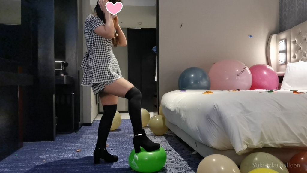 黒髪Mちゃんの風船割り&足割り M-chan's balloon play & Pop & foot Pop