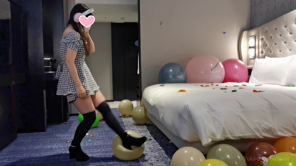 黒髪Mちゃんの風船割り&足割り M-chan's balloon play & Pop & foot Pop