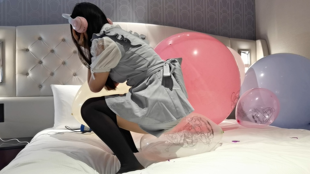 黒髪Mちゃんのヘリウム風船遊び&割り2 M-chan's Helium balloon play & Pop2