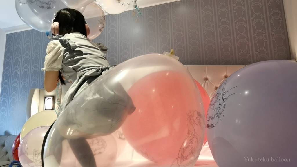 黒髪Mちゃんのヘリウム風船遊び&割り2 M-chan's Helium balloon play & Pop2
