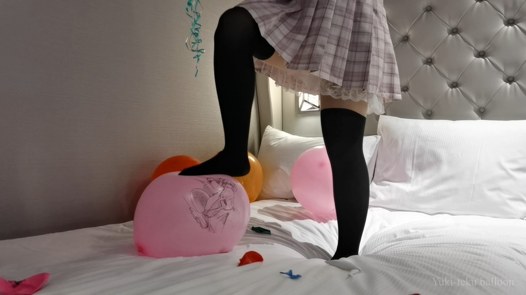 JK Mちゃんのヘリウム風船割り&足割り JK style M-chan's Helium balloon pop & foot pop