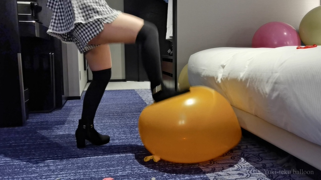 黒髪Mちゃんの足割り2 M-chan's balloon play & foot Pop2