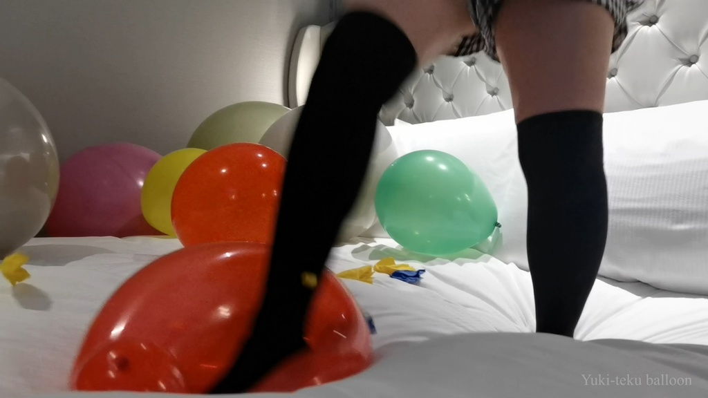 黒髪Mちゃんの足割り2 M-chan's balloon play & foot Pop2