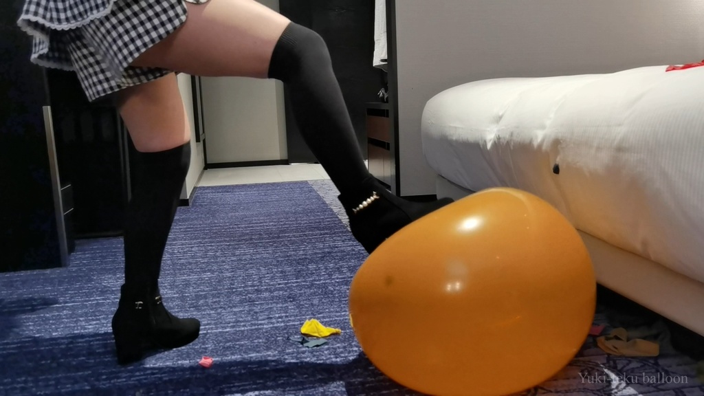黒髪Mちゃんの足割り2 M-chan's balloon play & foot Pop2