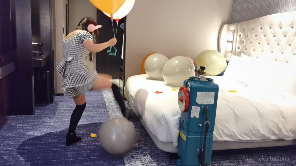 黒髪Mちゃんの足割り2 M-chan's balloon play & foot Pop2