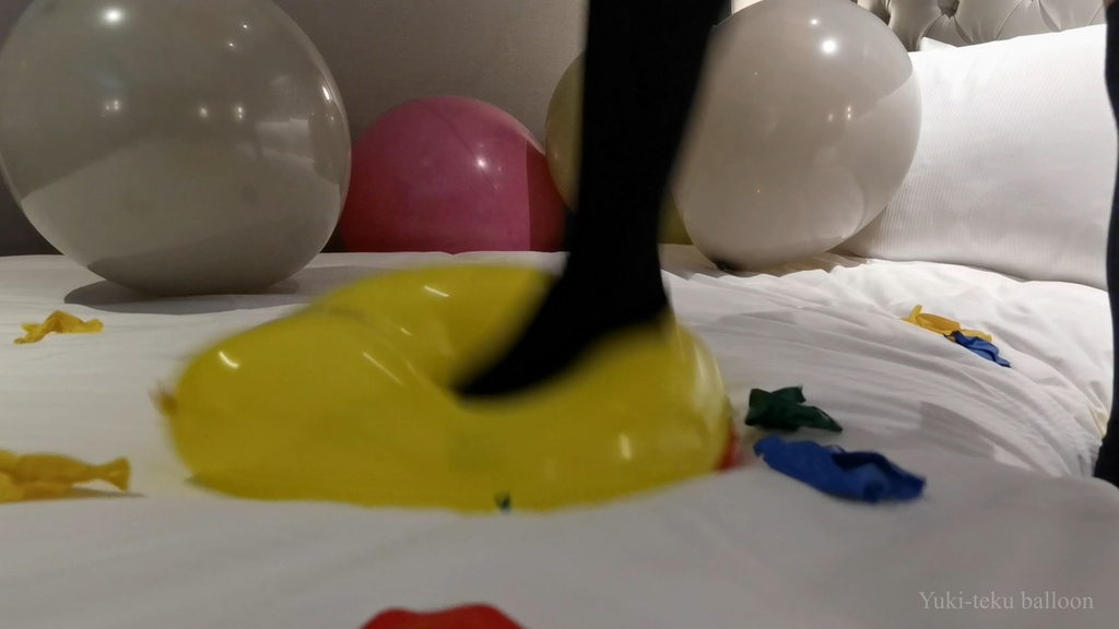 黒髪Mちゃんの足割り2 M-chan's balloon play & foot Pop2