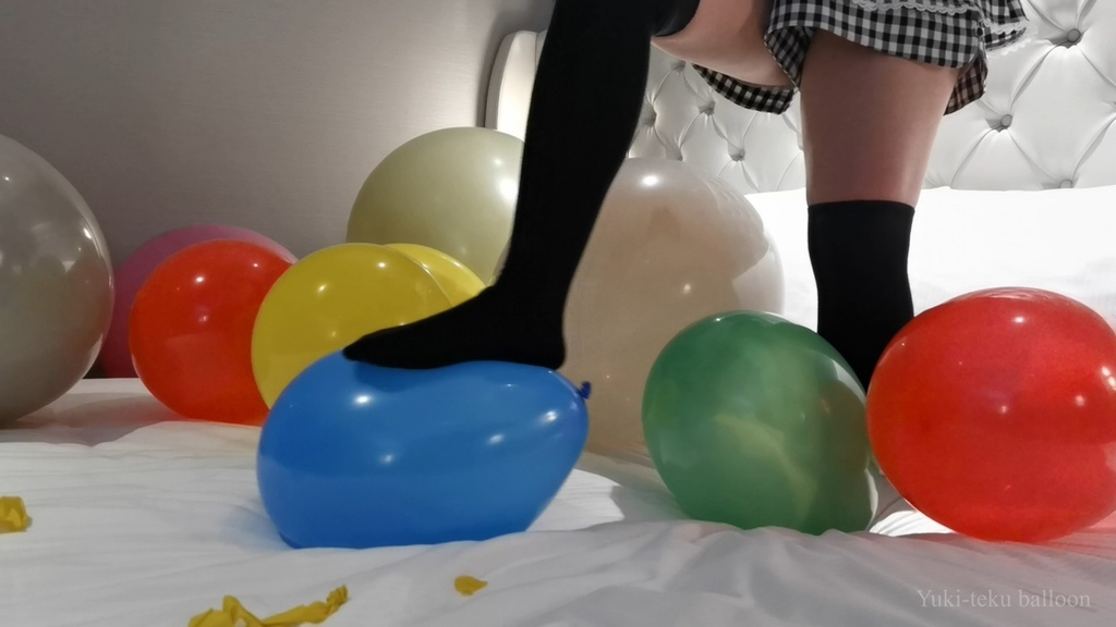 黒髪Mちゃんの足割り2 M-chan's balloon play & foot Pop2