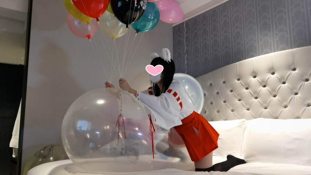 巫女さんのヘリウム風船遊び Miko style M-chan's Helium balloon play