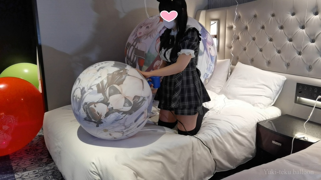 猫耳Mちゃんの巨大空ビ&ビーチボール遊び M-chan's huge Inflatable & Beach ball play