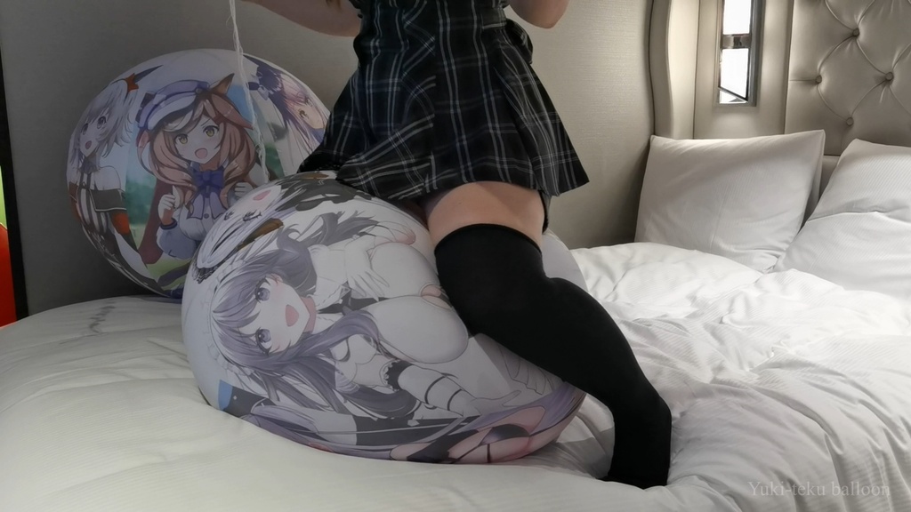 猫耳Mちゃんの巨大空ビ&ビーチボール遊び M-chan's huge Inflatable & Beach ball play