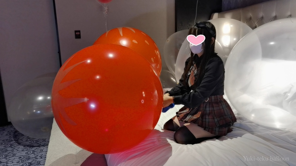 Mちゃんの巨大風船遊び&割り