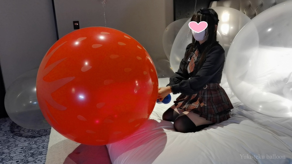 Mちゃんの巨大風船遊び&割り