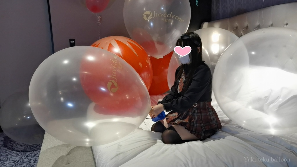 Mちゃんの巨大風船遊び&割り