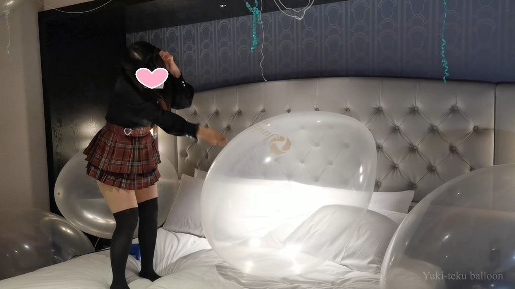Mちゃんの巨大風船遊び&割り
