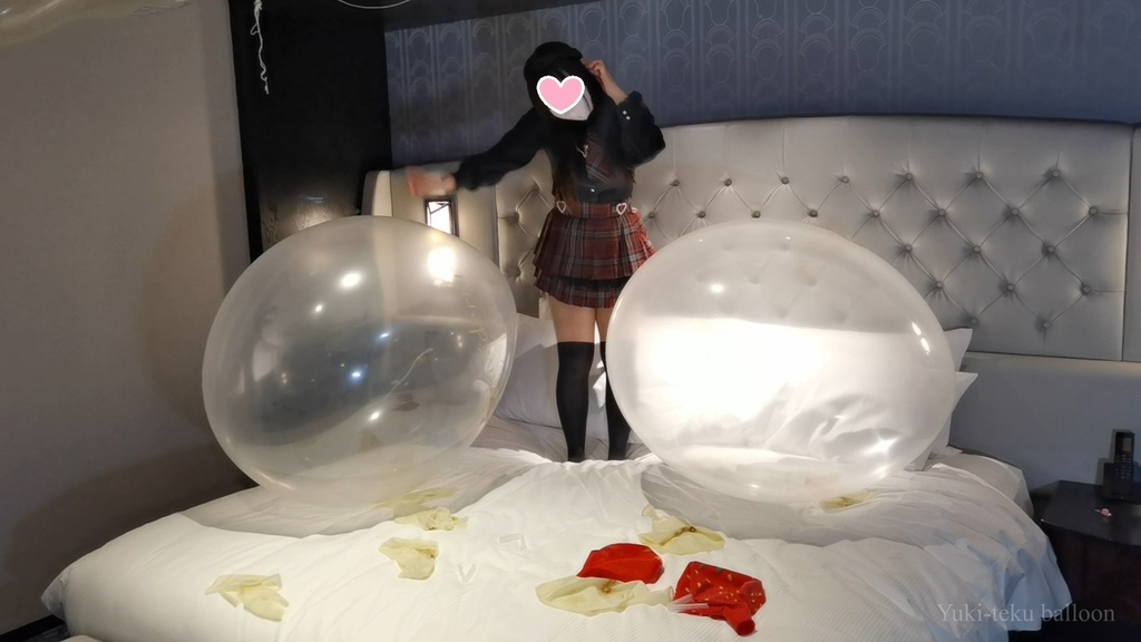 Mちゃんの巨大風船遊び&割り