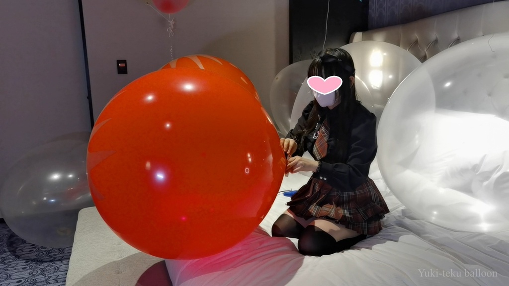 Mちゃんの巨大風船遊び&割り