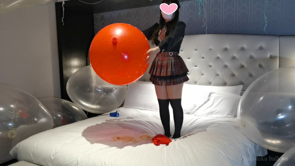 Mちゃんの巨大風船遊び&割り
