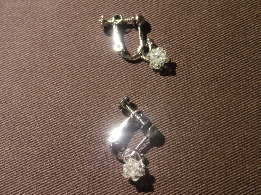 【HAND MADE】オリジナル小説イメージ　snow dice earrings*スワロフスキーイヤリング