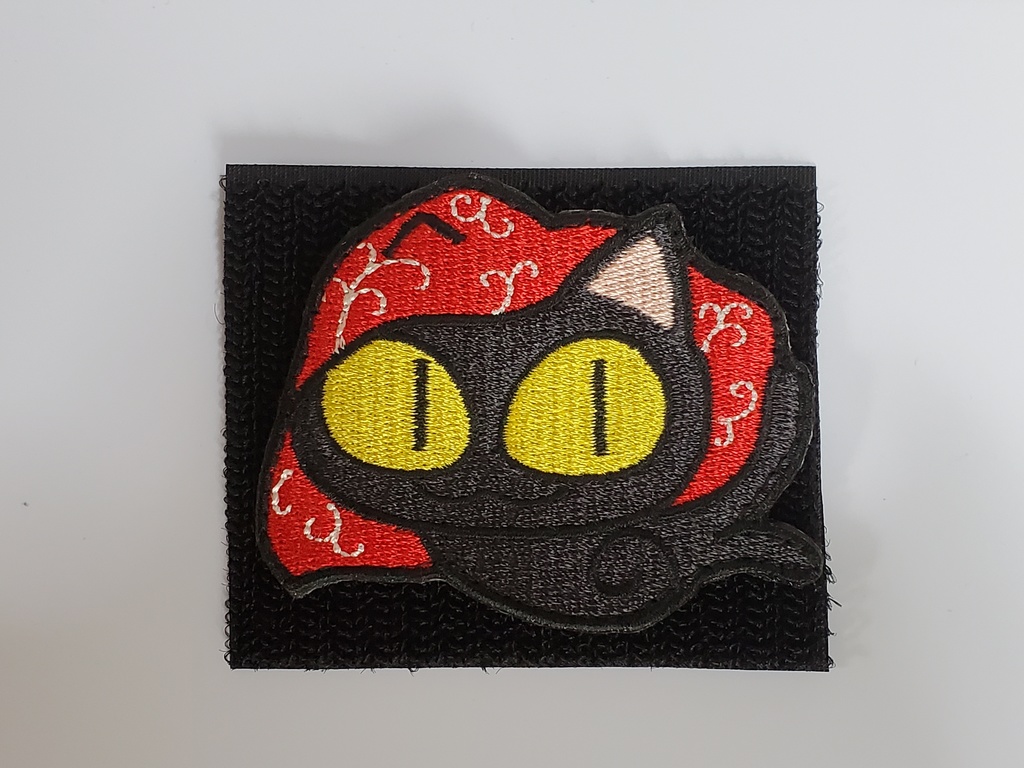 黒ネコマタパッチ（赤手ぬぐい）