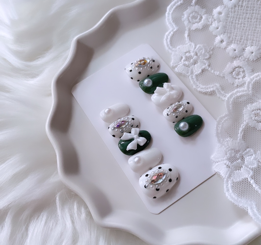【現品】 36 ネイルチップ ホワイト グリーン パール リボン ドット柄 ガーリー 大人可愛い