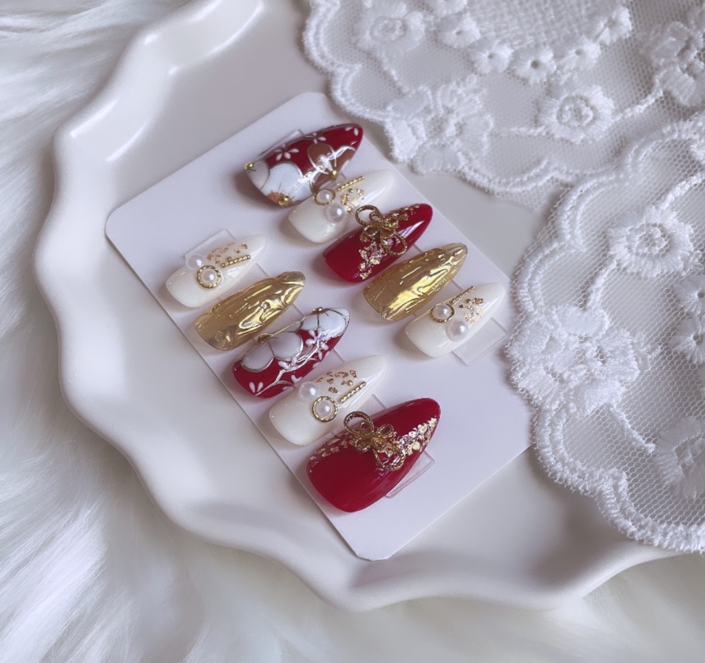 【現品】 55 ネイルチップ レッド ホワイト ミルキーホワイト ゴールド 和柄 花柄 金箔 卒業式 成人式 お祝い 着物 浴衣 袴 華やか 上品 大人可愛い