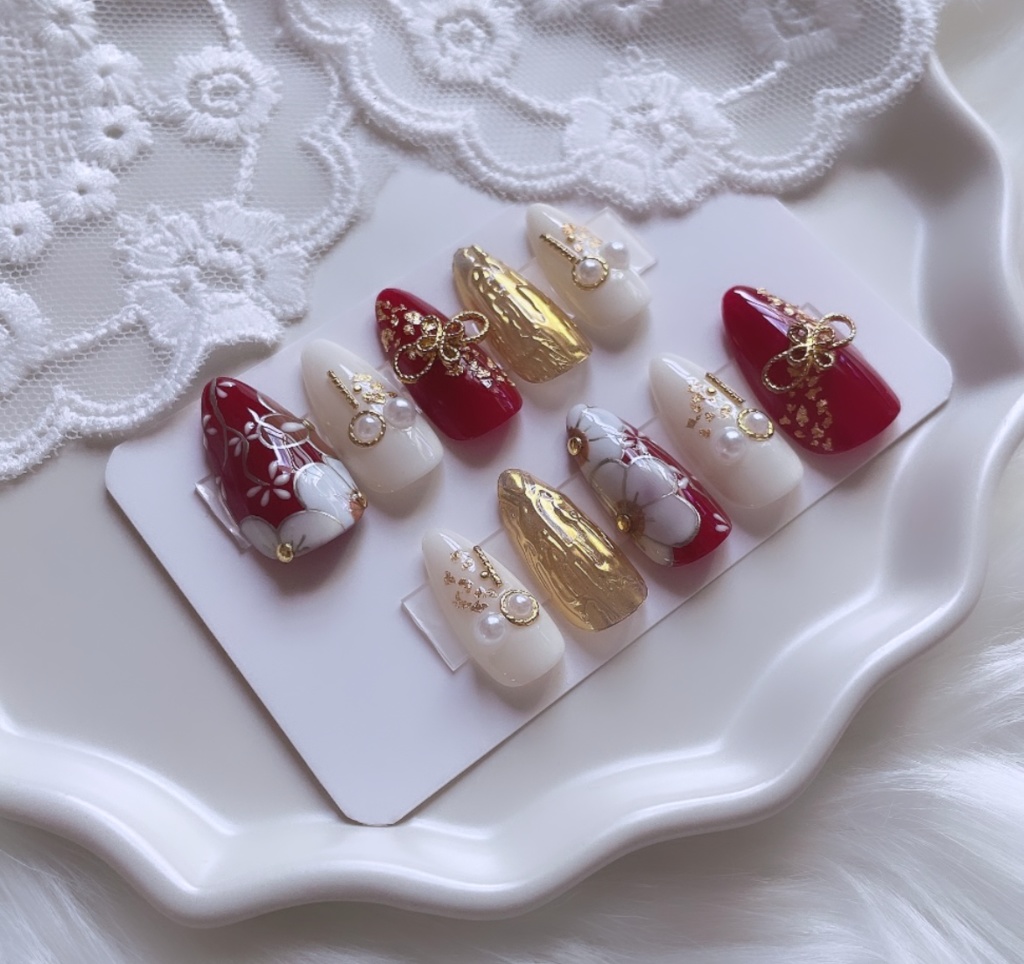 【現品】 55 ネイルチップ レッド ホワイト ミルキーホワイト ゴールド 和柄 花柄 金箔 卒業式 成人式 お祝い 着物 浴衣 袴 華やか 上品 大人可愛い