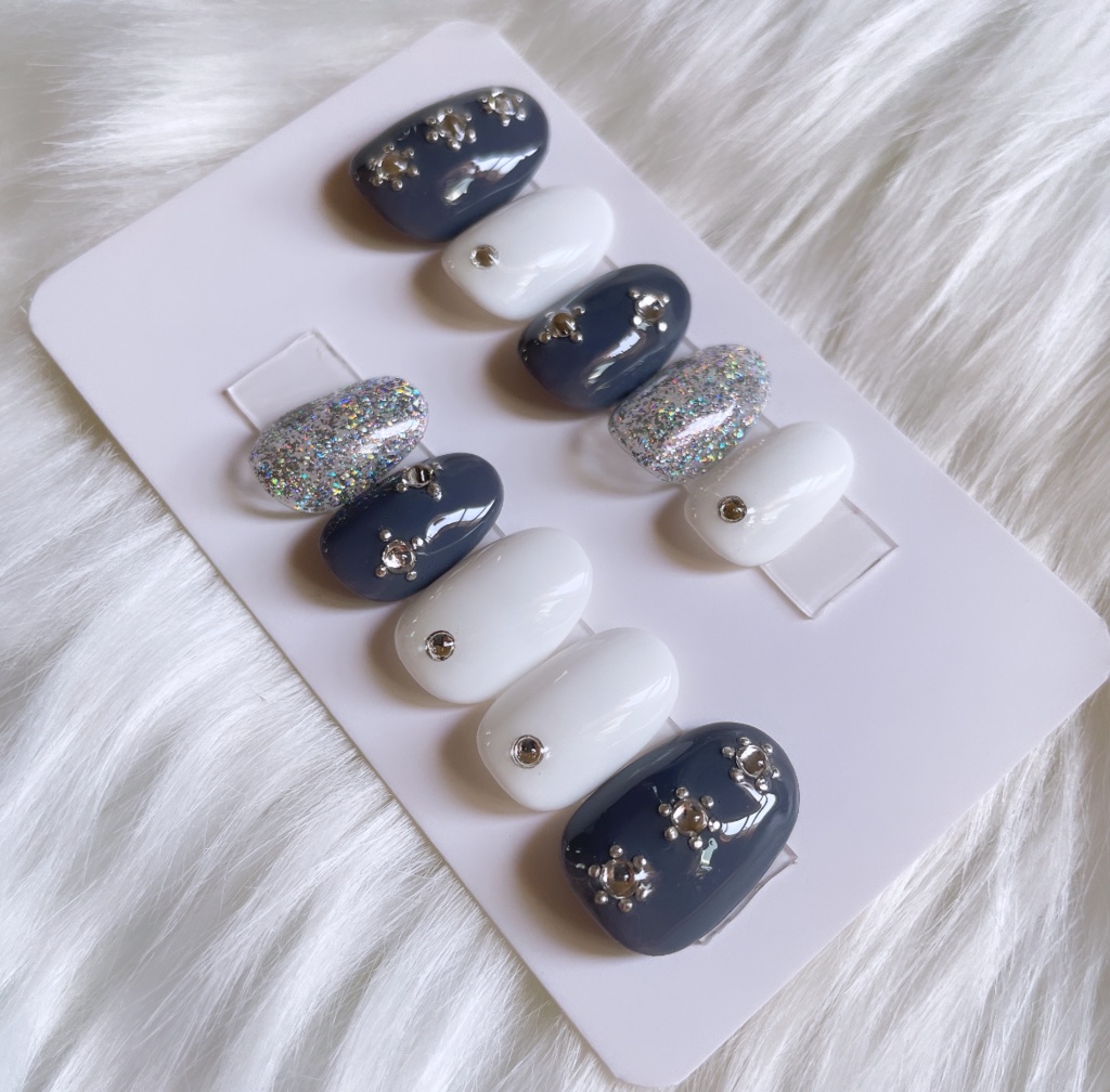 【現品】 71 ネイルチップ グレー ホワイト シルバー ラメ キラキラ 韓国っぽ 大人っぽ フラワー ガーリー ちゅるん うる艶 春ネイル 可愛いネイル 大人可愛い