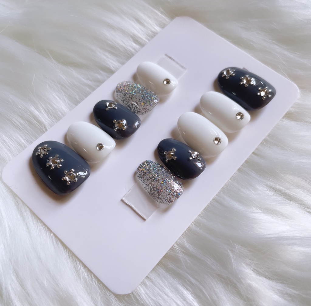 【現品】 71 ネイルチップ グレー ホワイト シルバー ラメ キラキラ 韓国っぽ 大人っぽ フラワー ガーリー ちゅるん うる艶 春ネイル 可愛いネイル 大人可愛い