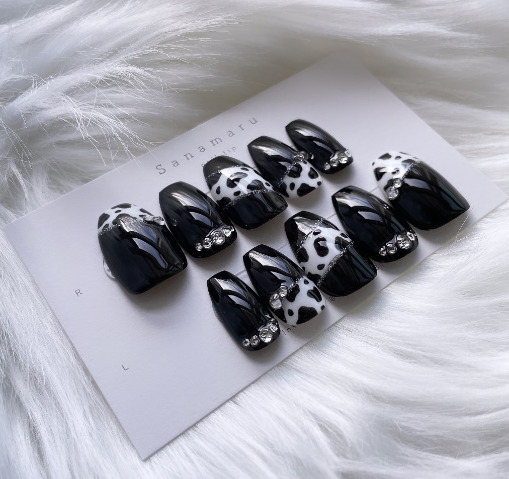 【現品】 94 ネイルチップ 牛柄ネイル ダルメシアン柄ネイル アニマル柄ネイル ブラック ホワイト シルバー ラメ バイカラー