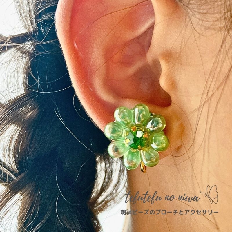 オレンジ×グリーン 花のイヤリング No.5 | tefutefu no niwa BOOTH店