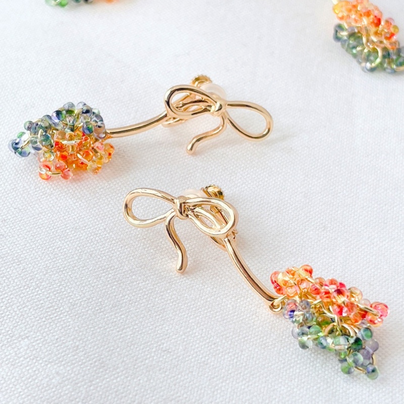 【イヤリング】リボンとビーズの耳飾り No.25 | tefutefu no niwa BOOTH店