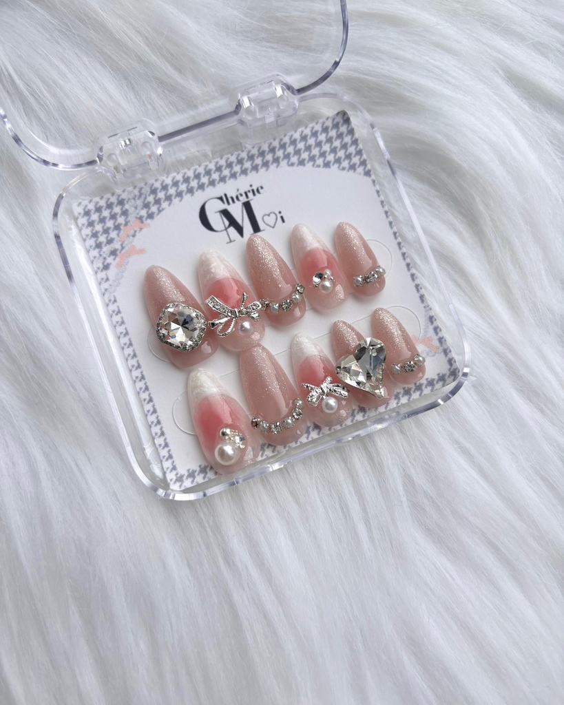 キレイめシルエットのピンクベージュネイル