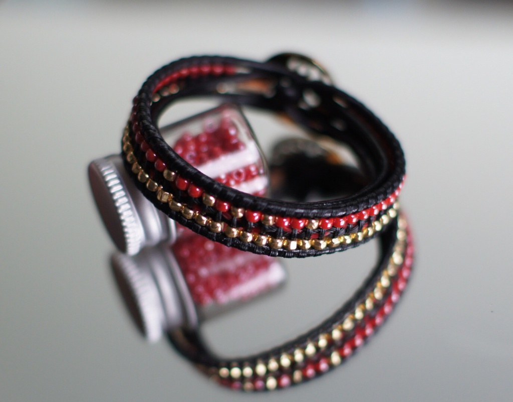 馬の尻尾とシードビーズのブレスレット