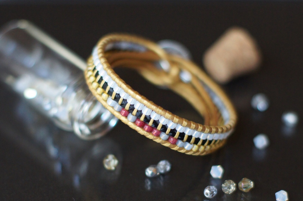 馬の尻尾とシードビーズのブレスレット