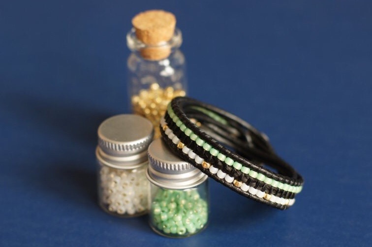 馬の尻尾とシードビーズのブレスレット