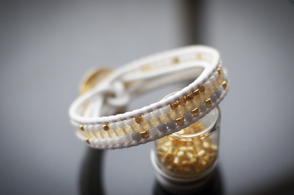 馬の尻尾とシードビーズのブレスレット