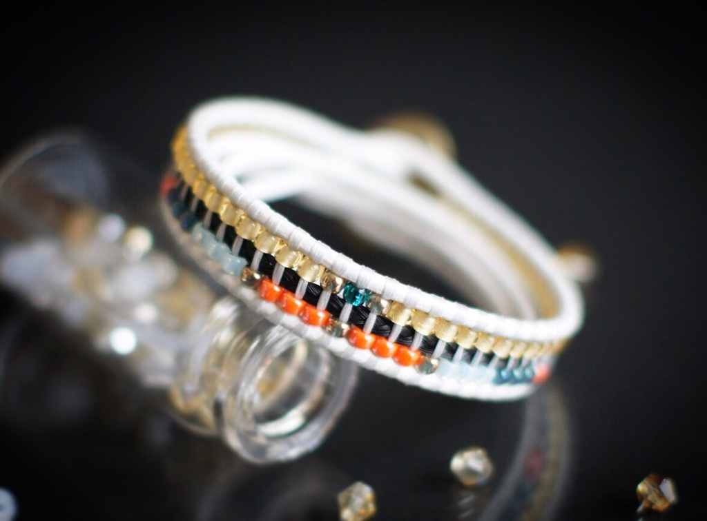 馬の尻尾とシードビーズのブレスレット