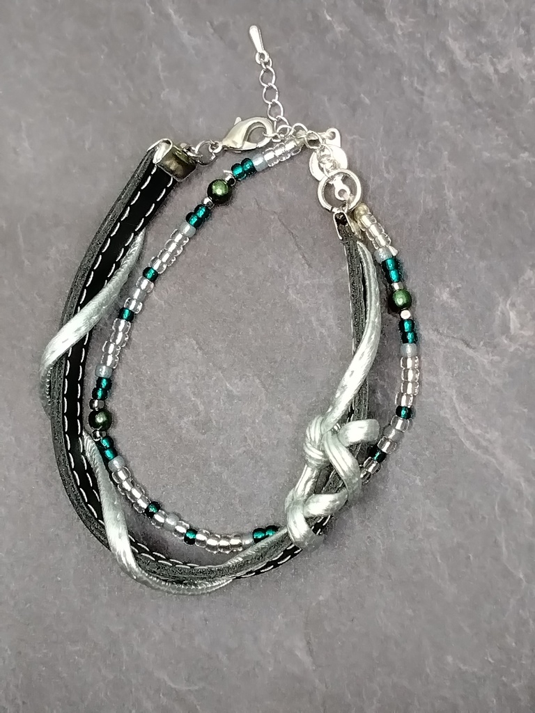 進撃の巨人 リヴァイ ブレスレット