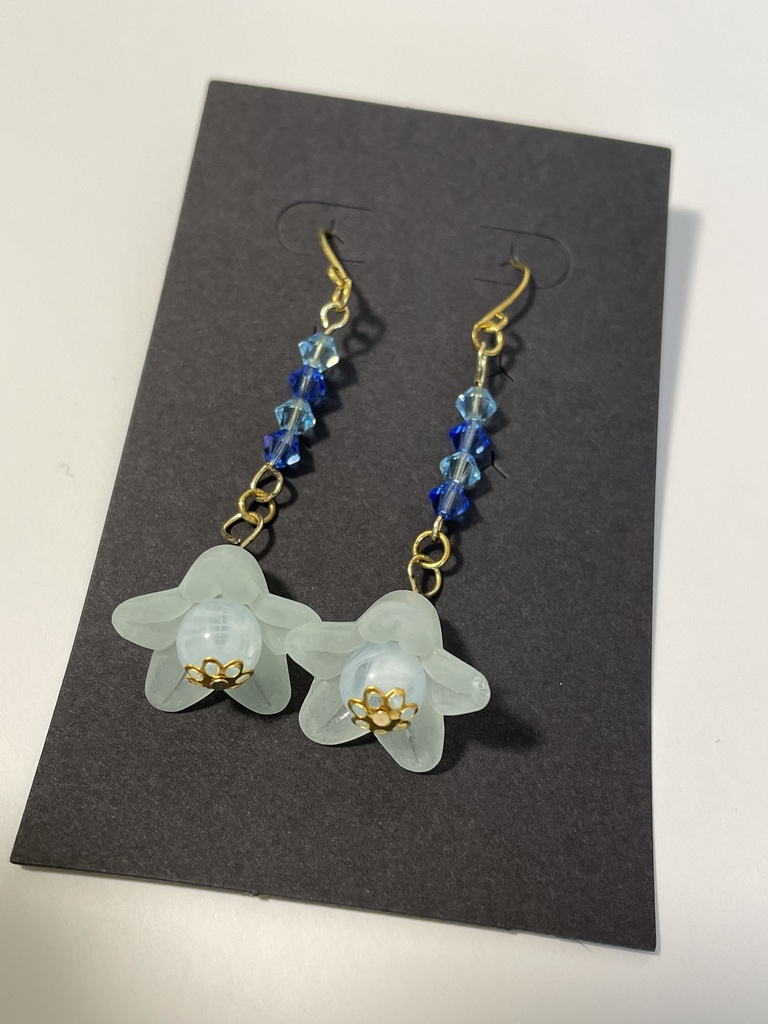 お花のピアス(青)