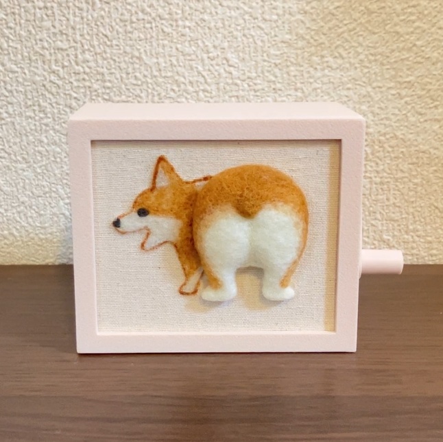 羊毛フェルトからくり『コーギーのおしり』（ハンドメイド 置き物 雑貨 オートマタ）
