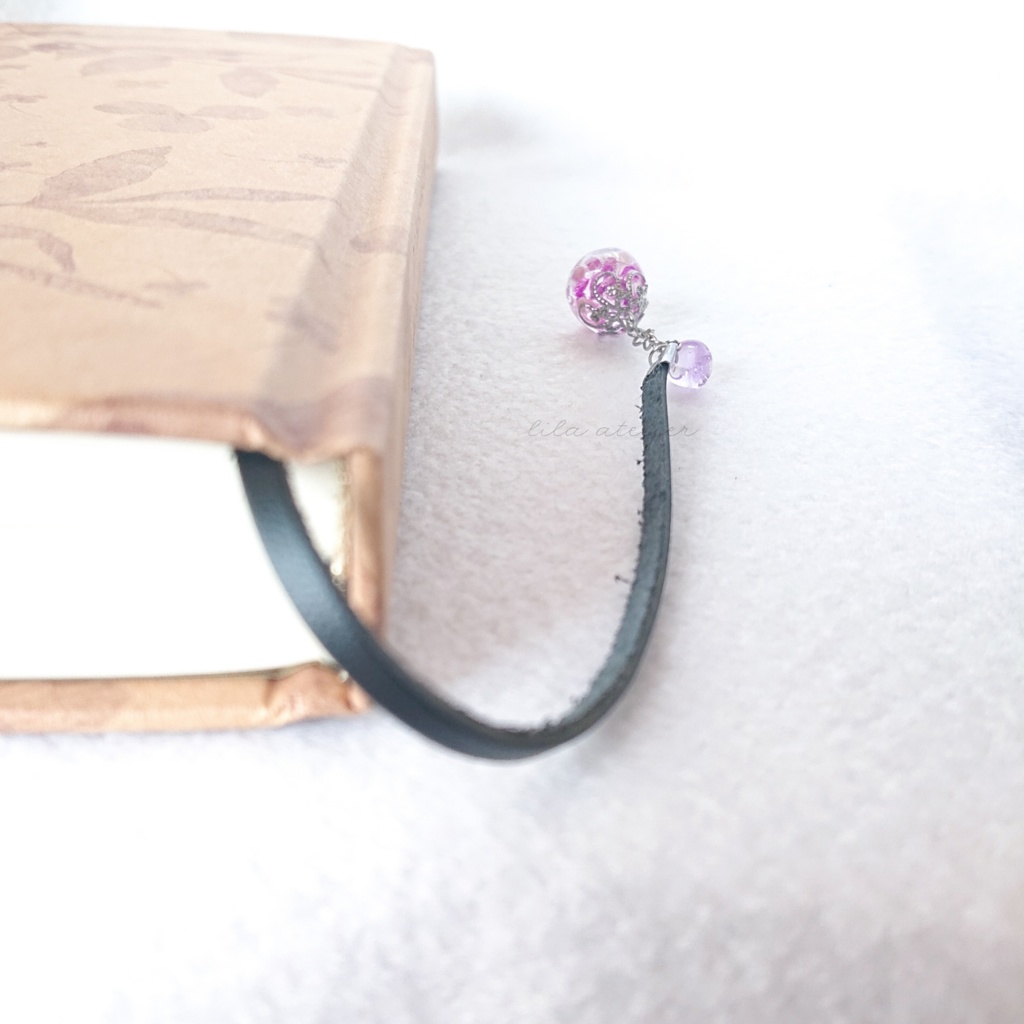 かすみ珠【紫】革紐ブックマーカー(金属アレルギー対応)