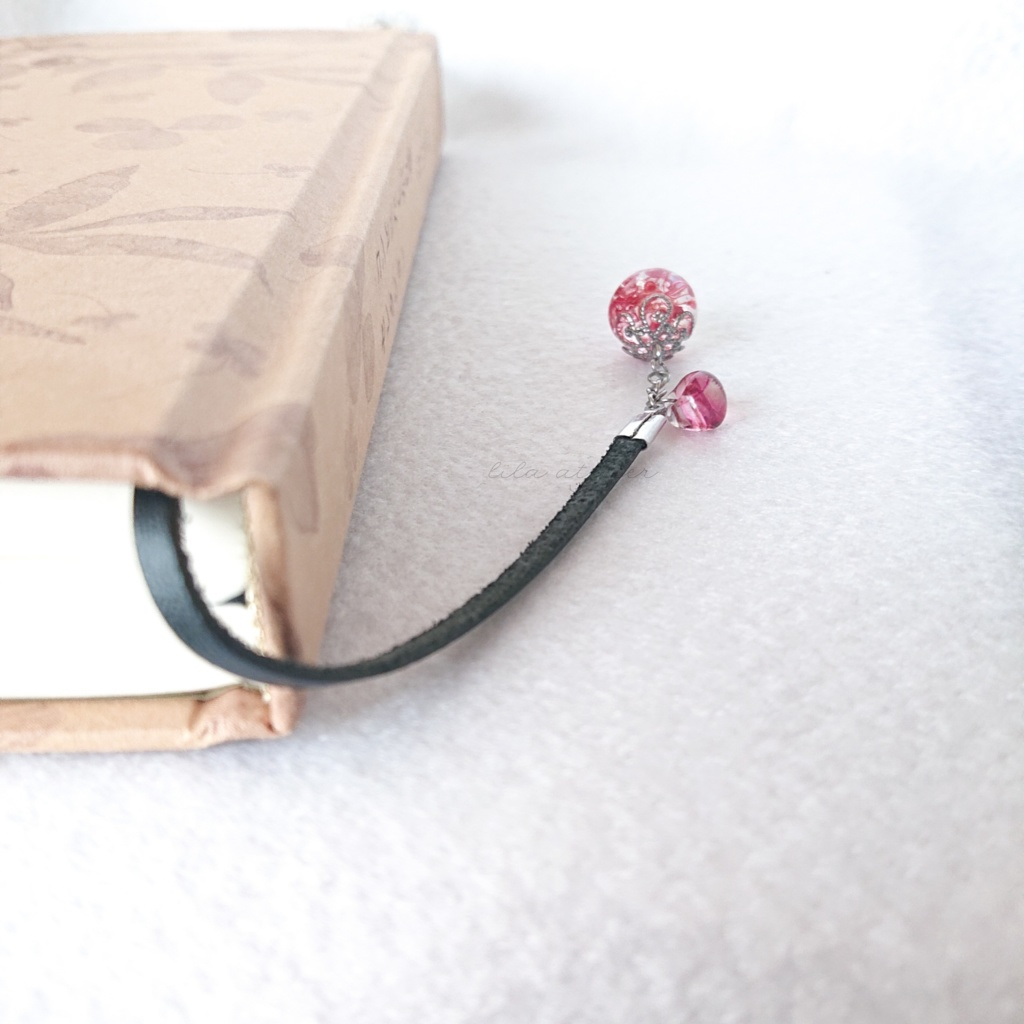 かすみ珠【紅】革紐ブックマーカー(金属アレルギー対応)