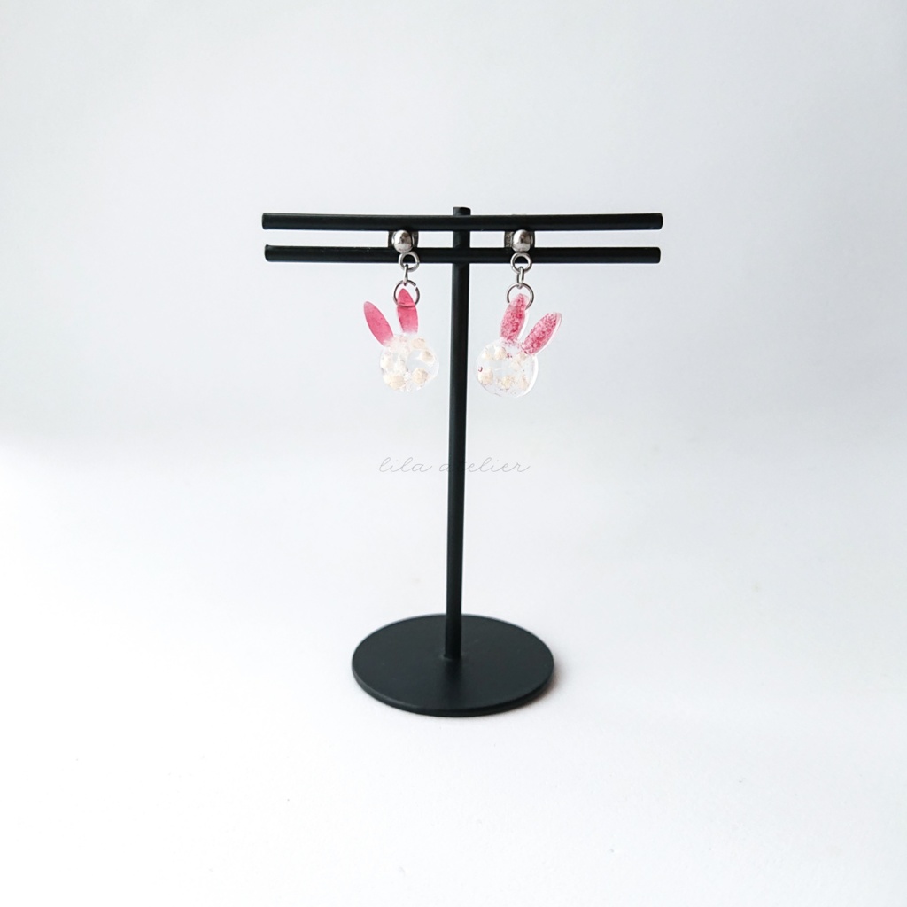 彩りかすみウサギ【紅】ピアス/イヤリング(金属アレルギー対応)