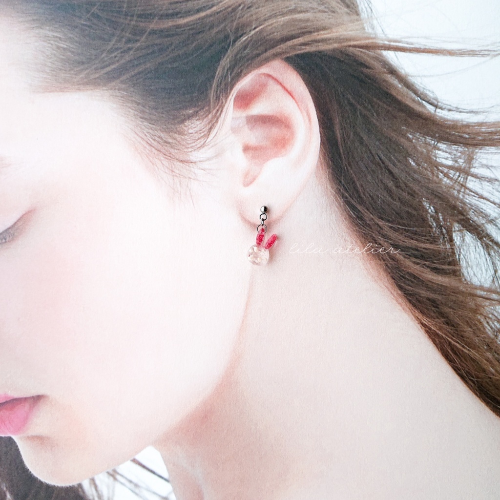 彩りかすみウサギ【紅】ピアス/イヤリング(金属アレルギー対応)