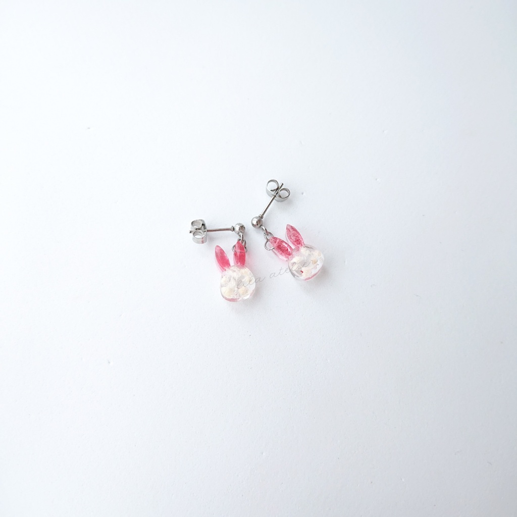 彩りかすみウサギ【紅】ピアス/イヤリング(金属アレルギー対応)