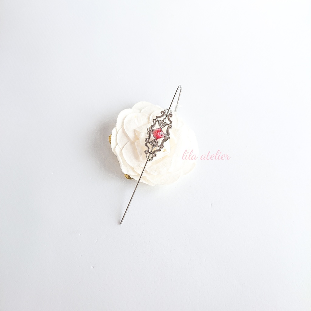 《片耳用》かすみ水中花細工【紅】イヤーラップクローラーフックピアス(金属アレルギー対応)