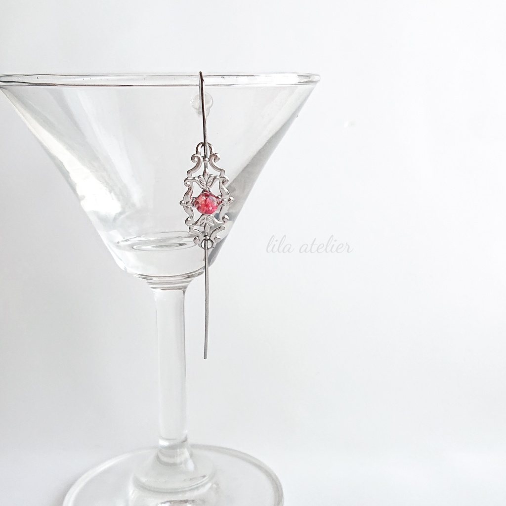 《片耳用》かすみ水中花細工【紅】イヤーラップクローラーフックピアス(金属アレルギー対応)