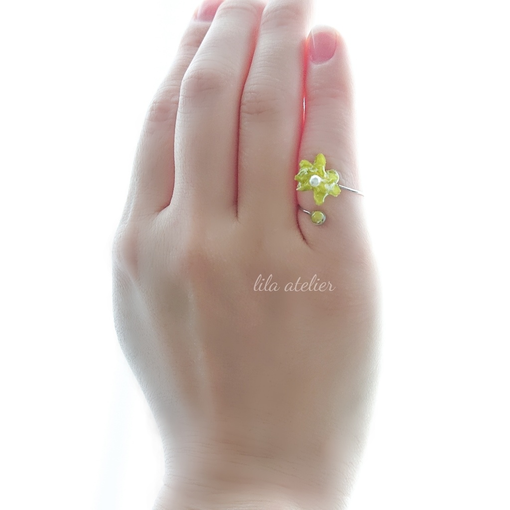 かすみ粒【翠】とミニコーンフラワーピンキーリング(金属アレルギー対応)