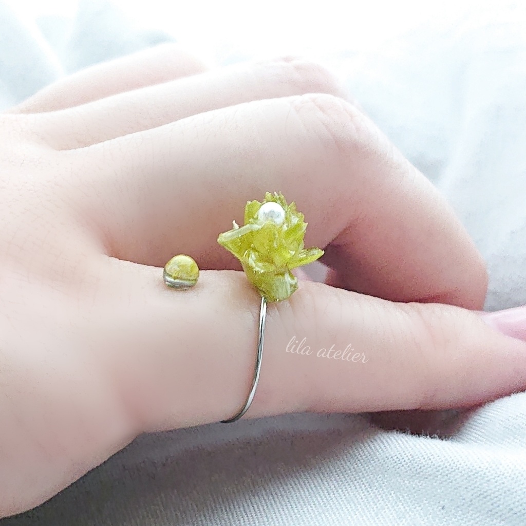 かすみ粒【翠】とミニコーンフラワーピンキーリング(金属アレルギー対応)